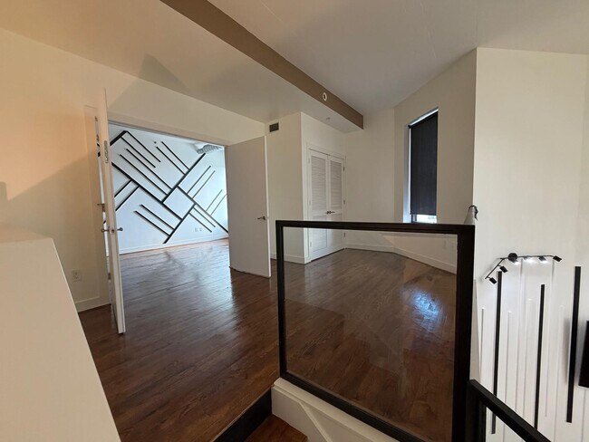 Building Photo - 5005 Hidalgo St