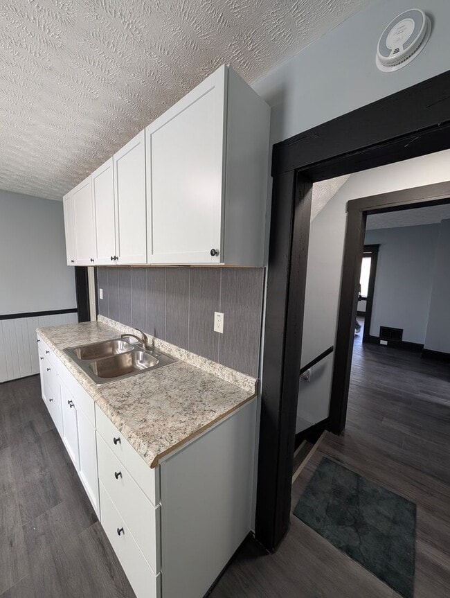 Building Photo - 1431 Rowley Ave