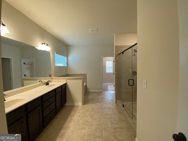 Building Photo - 5595 Mirror Lake Dr