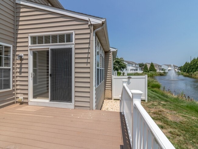 Building Photo - Spacious Unfurnished 3-BR, 2.5-BA year-rou...