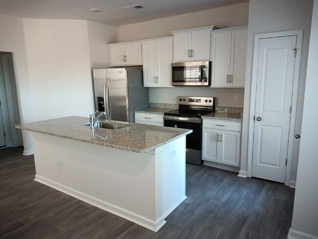 Building Photo - "Charming 3-Bed Townhouse with Granite Accents on Amberview Lane, Kernersville!"