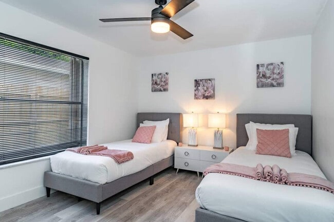 Building Photo - 830 SW 14th Ct