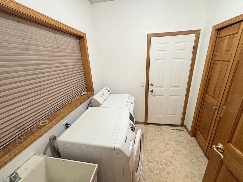 Building Photo - 15014 Valley View Pl