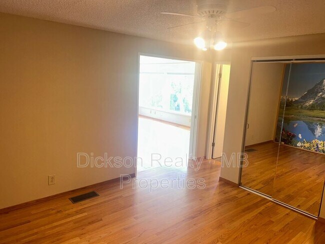 Building Photo - 1600 Alamo St