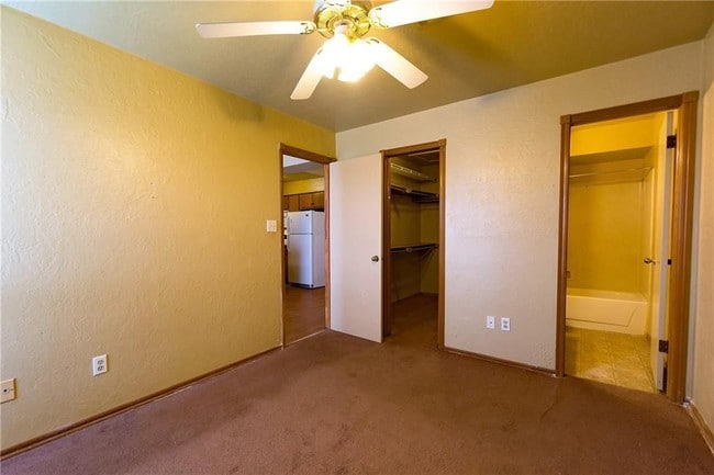 Building Photo - 1000 Rambling Oaks Dr