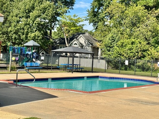 Building Photo - Glenleigh 1st-time Rental! Pet-Friendly, End-Unit Townhome, Cul-De-Sac with HUGE fenced backyard!