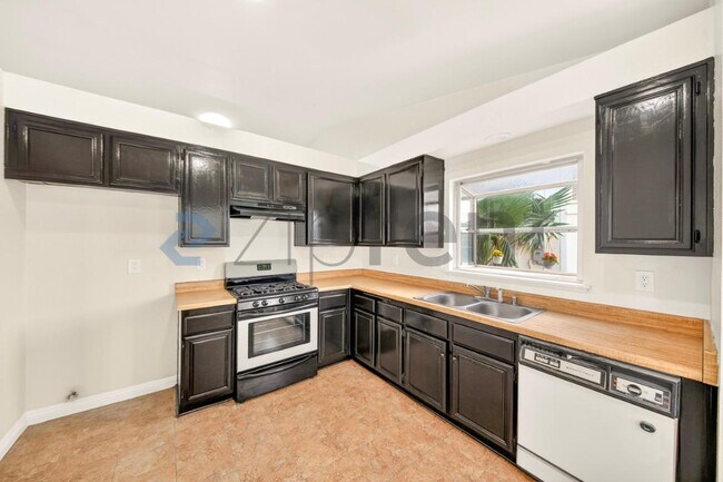 Building Photo - 14359 Parkwood Dr