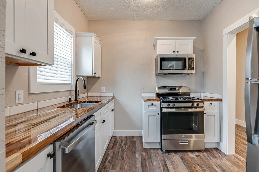 Kitchen - 316 W Cypress St