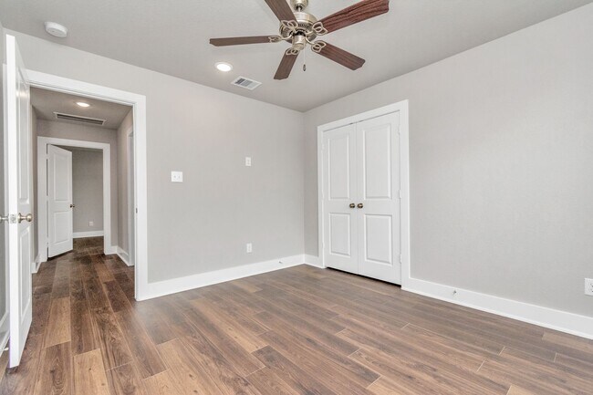Building Photo - The Live Oak – Where Comfort Meets Conveni...