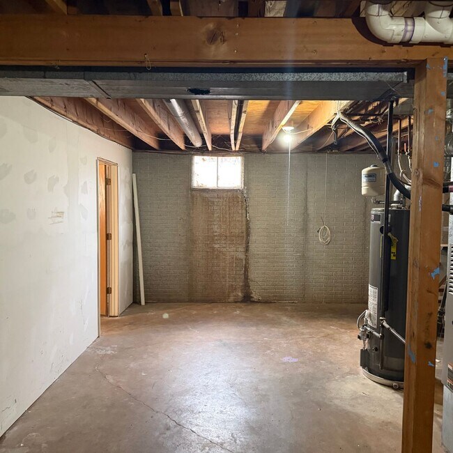 Building Photo - 2 Bedroom Home with unfinished Basement In SE Springfield