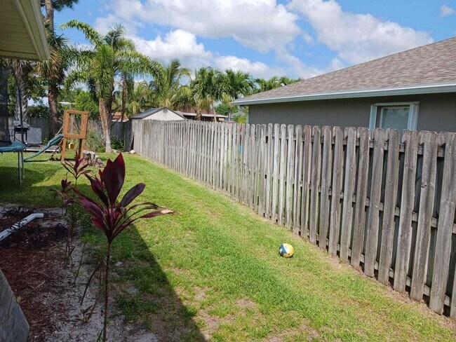 Building Photo - 2450 SW Bayshore Blvd