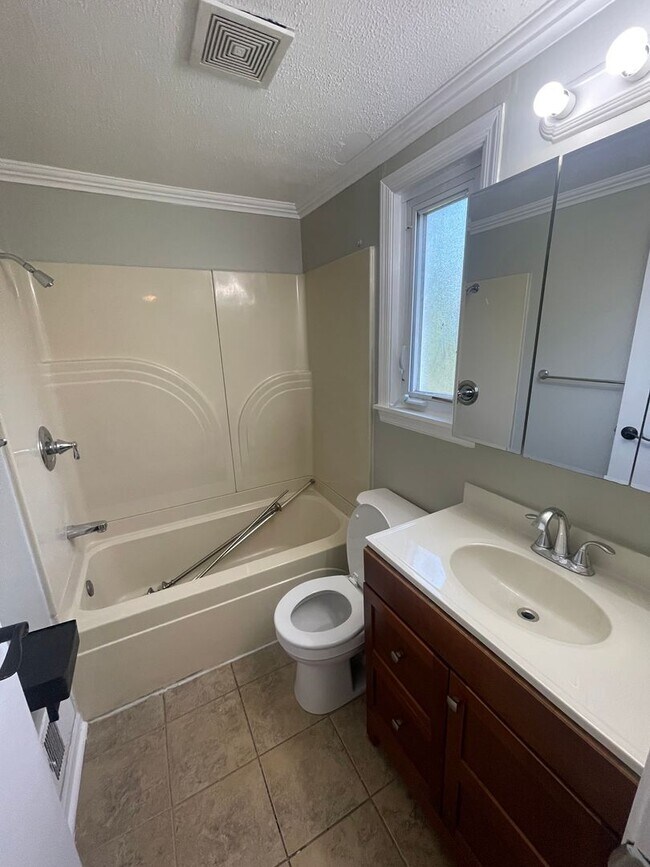 Building Photo - Townhouse on Spacious Corner Lot