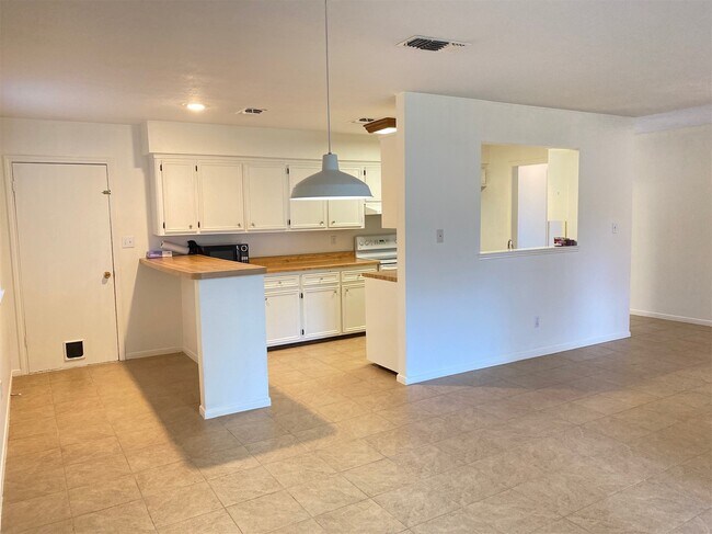 Building Photo - 2733 Davis Ave