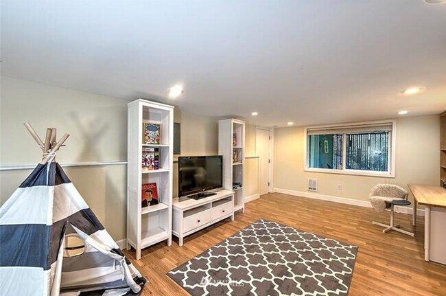 Building Photo - 3-Bedroom Lynnwood Home Near Light Rail with Central A/C & Backyard Oasis