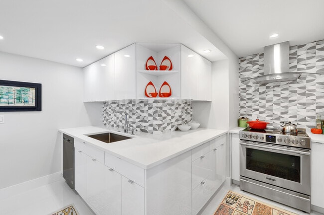 Building Photo - 5600 N Flagler Dr