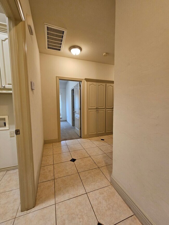 Building Photo - 513 Summit View Ct