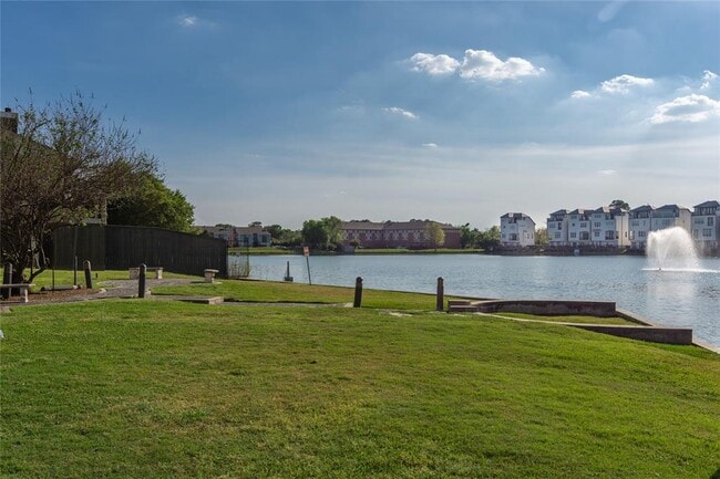 Building Photo - 8817 Lakeshore Bend Dr