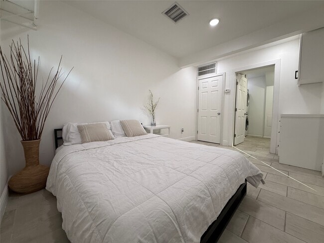 Building Photo - 828 Allston St