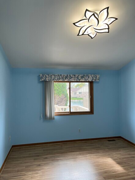 Building Photo - 43389 Riverbend Blvd