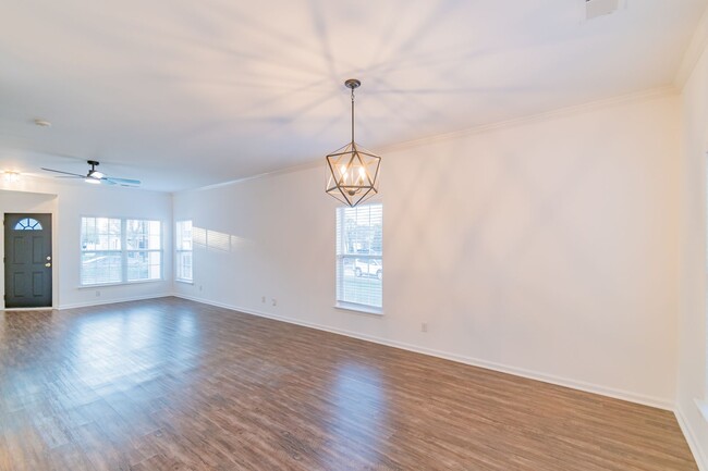 Building Photo - Charming end unit townhome in Matthews!