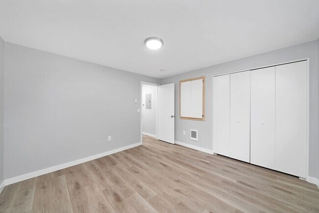 Building Photo - INCREDIBLE 2-bed/1.5bath Town House! $500 ...