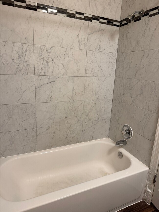 Building Photo - Move in Special! 2 Bed 1 Bath SE DC