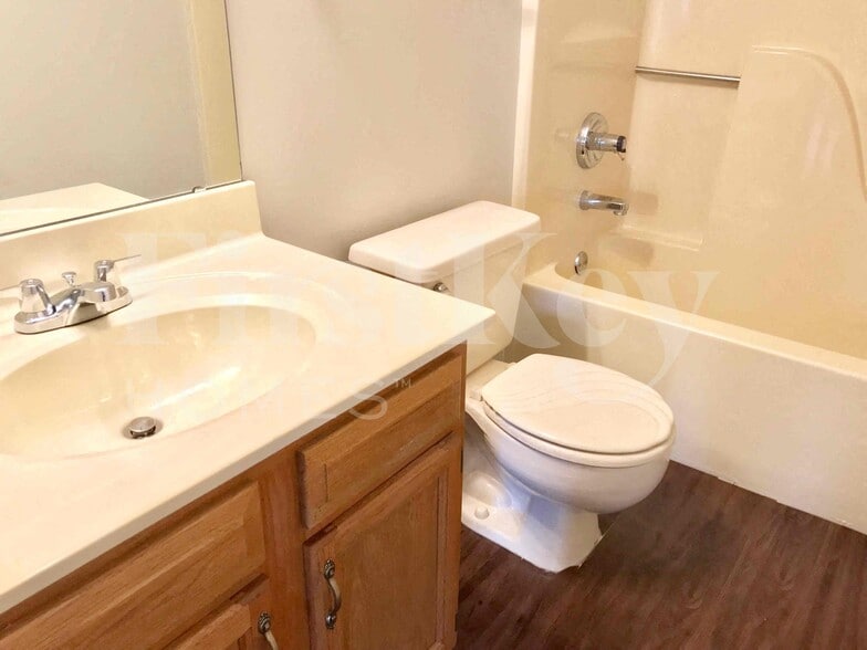 Building Photo - 9 Kingsmont Ct