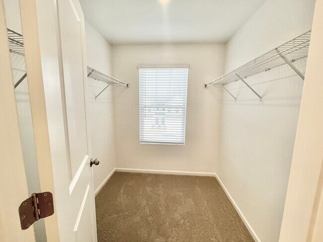 Building Photo - 3 br paired home with loft, minutes from I-77 I-40