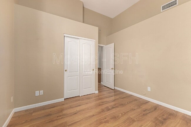 Building Photo - 2738 E Silverwood Dr