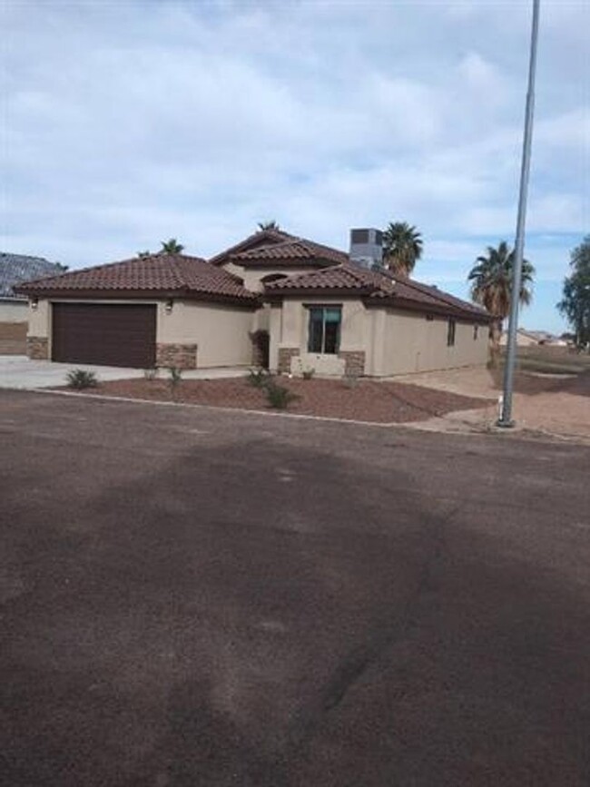 Building Photo - Beautiful golf course home in Wellton!