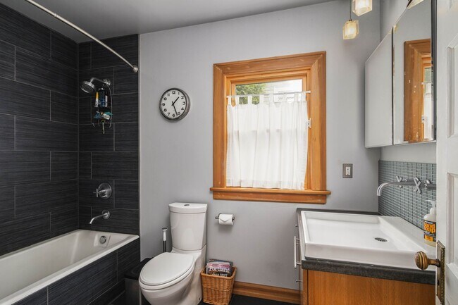 Building Photo - R0441