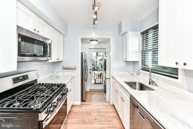 Building Photo - 1028 S Edison St