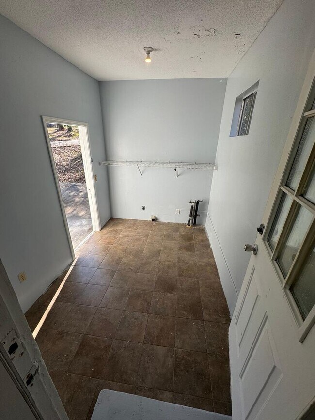 Building Photo - Newly Renovated Home in Florence!!