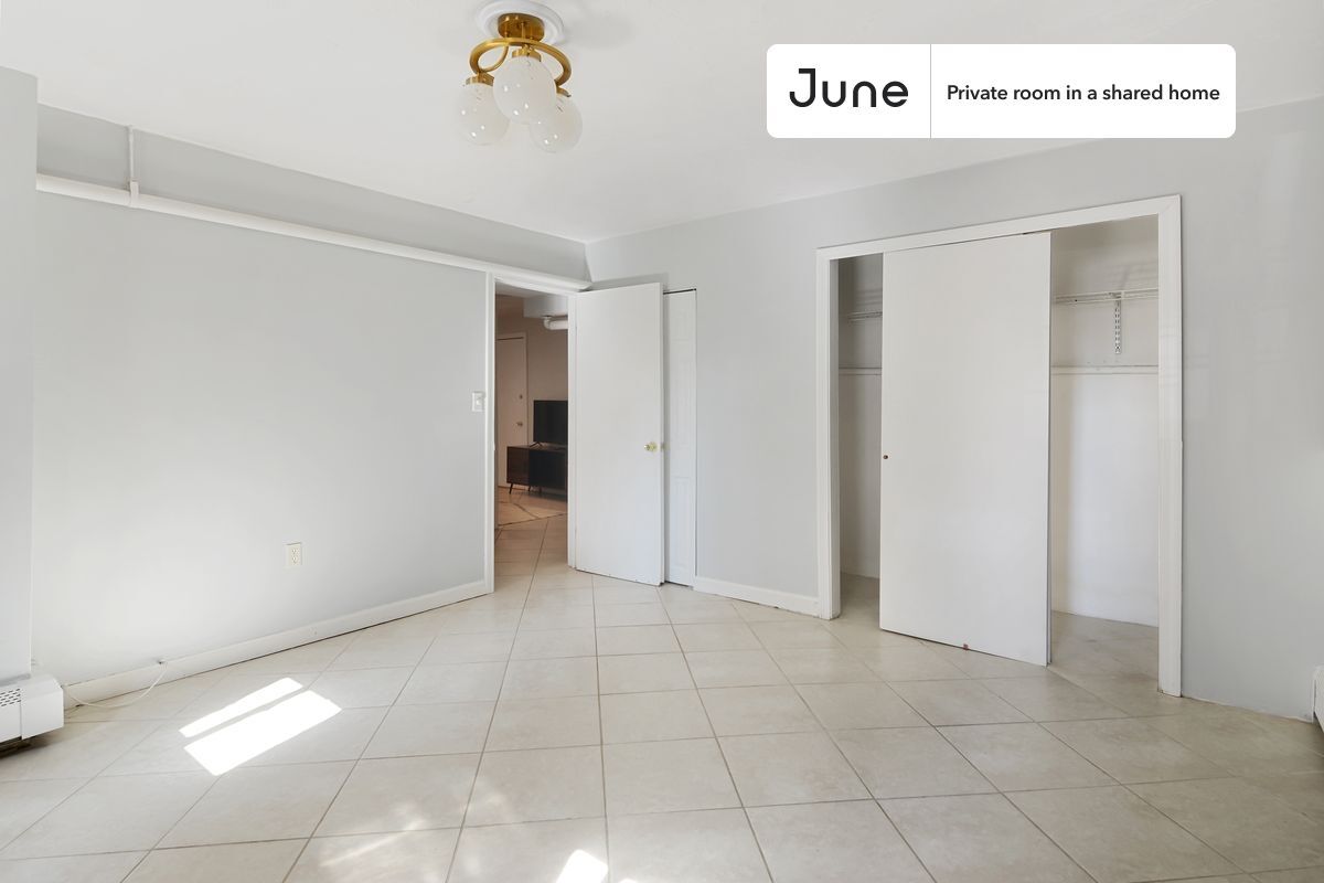 Building Photo - Private bedroom in 6 bed/2 bath Home