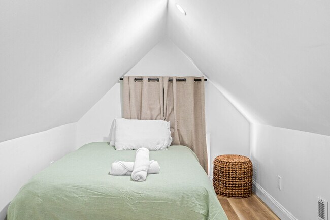 Building Photo - 906 Villa Ave