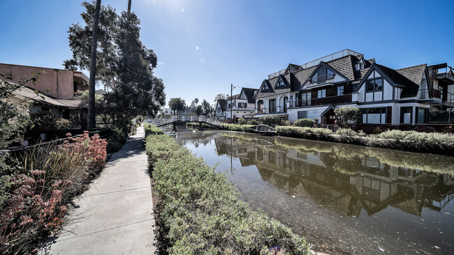 Venice Canals - 475 Carroll Ave