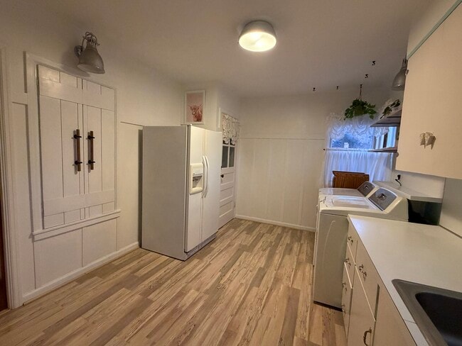 Building Photo - 181 W Custer Ave