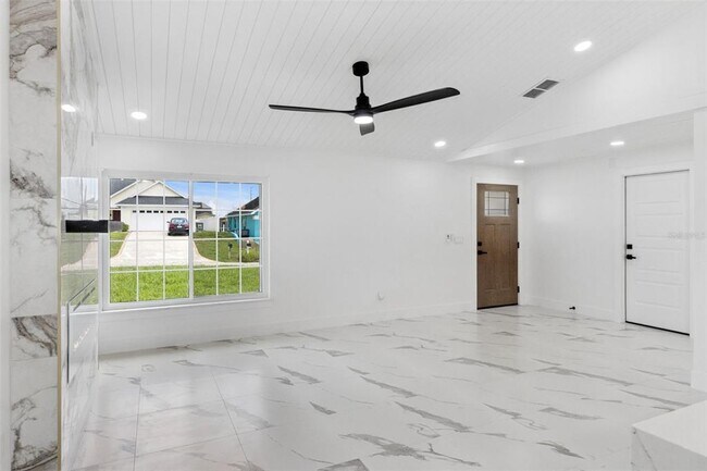 Building Photo - 5424 Loma Vista Dr E