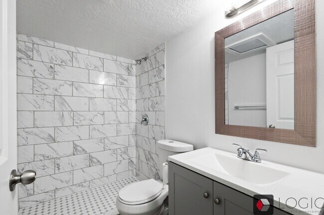 Building Photo - Stunning Single Family Home In Excellent M...