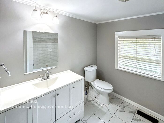 Building Photo - 424 Robin Rd