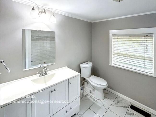 Building Photo - 3 Bed, 2 Bath Home with Fenced Yard / Pet-Friendly / Vouchers Accepted / Available Now!