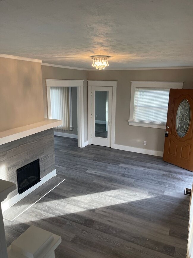 Building Photo - Newly remodeled 3 Bedroom 2.5 Bathroom House