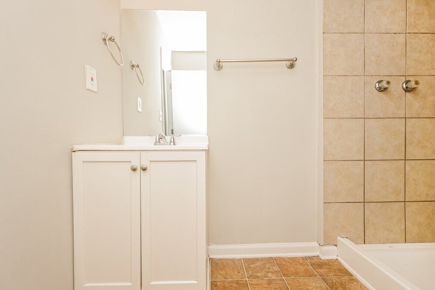 Building Photo - 263 Roxbury Dr