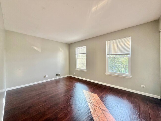 Building Photo - 433 Gloria Ln