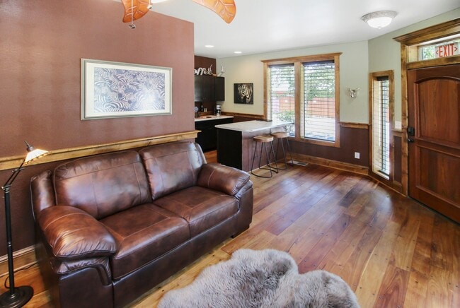 Building Photo - Safari Suite: Cozy, Downtown Jacksonville, First Floor $300 Utility Fee