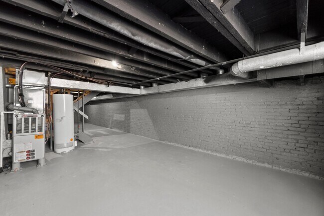 Building Photo - 2505 E Fayette St