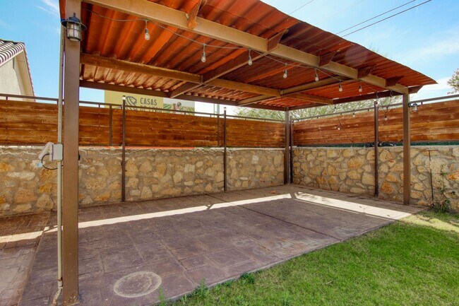 Building Photo - Beautiful East side House with 4 bed-2 baths