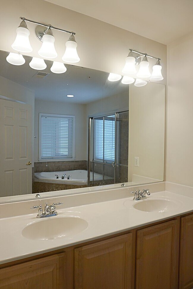 Building Photo - Exquisite Townhouse in Orchard Run Germantown
