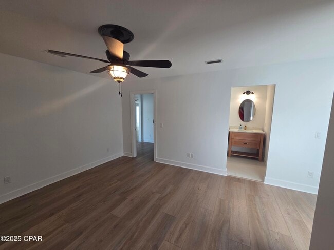 Building Photo - 920 W Beach Dr