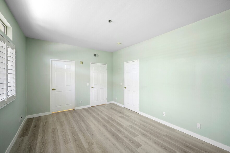 Building Photo - 13801 Oxnard St